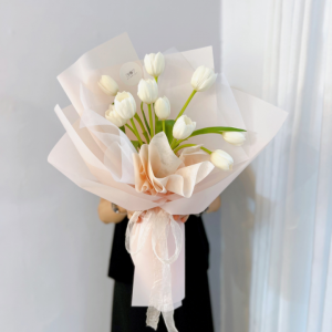 Bó hoa tulip trắng