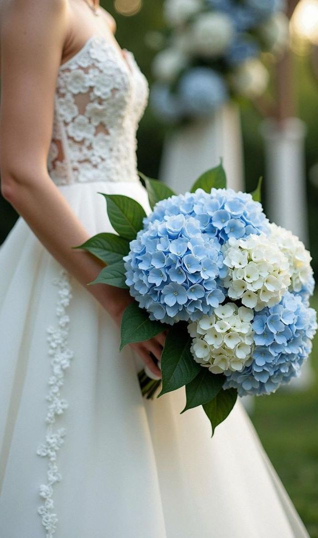 Bó hoa cưới cẩm tú cầu đơn sắc giúp tổng thể váy cưới trở nên nổi bật và hài hòa.