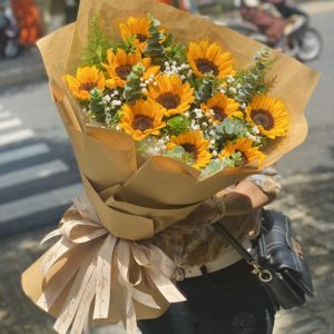 Tạo điểm nhấn rực rỡ với bó hoa hướng dương chụp kỷ yếu tinh tế.