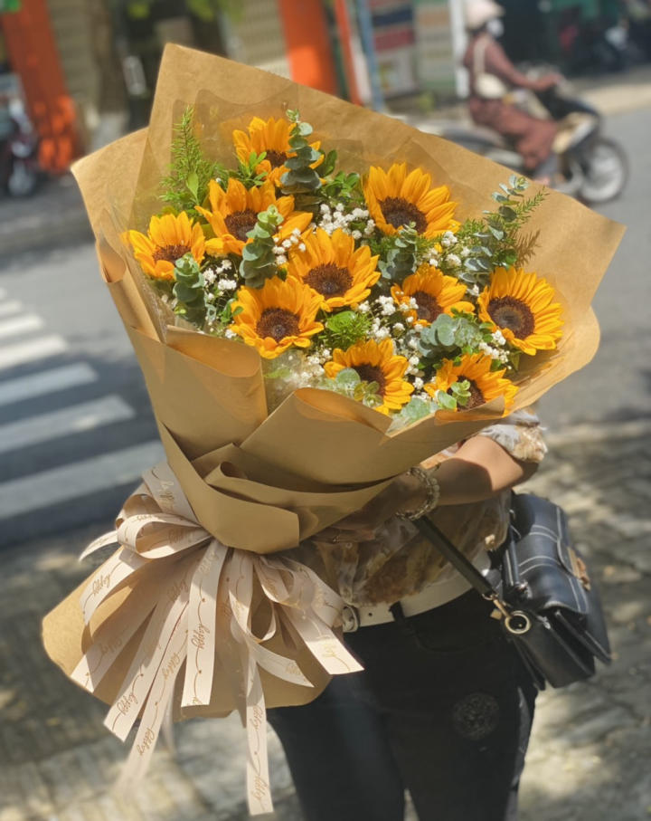 Tạo điểm nhấn rực rỡ với bó hoa hướng dương chụp kỷ yếu tinh tế.