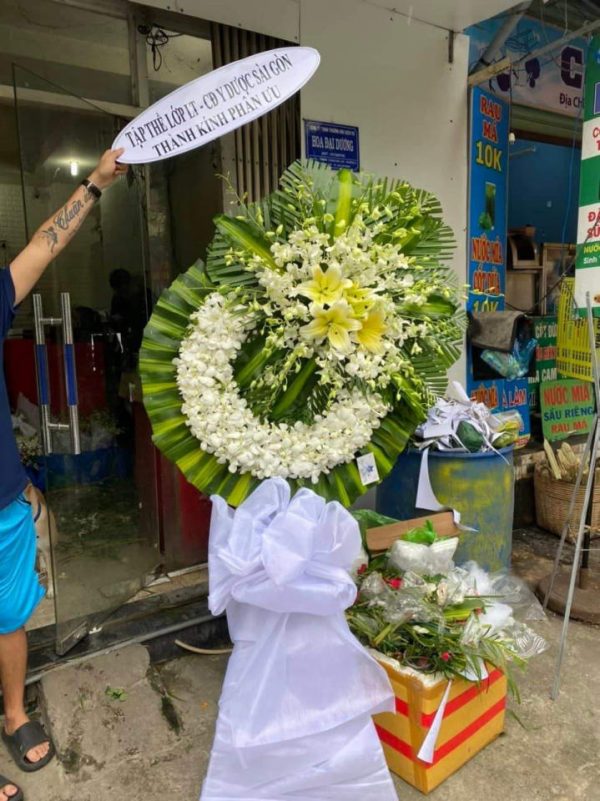 Kệ hoa viếng đẹp, kệ hoa viếng, kệ hoa tang lễ, hoa tang lễ đẹp