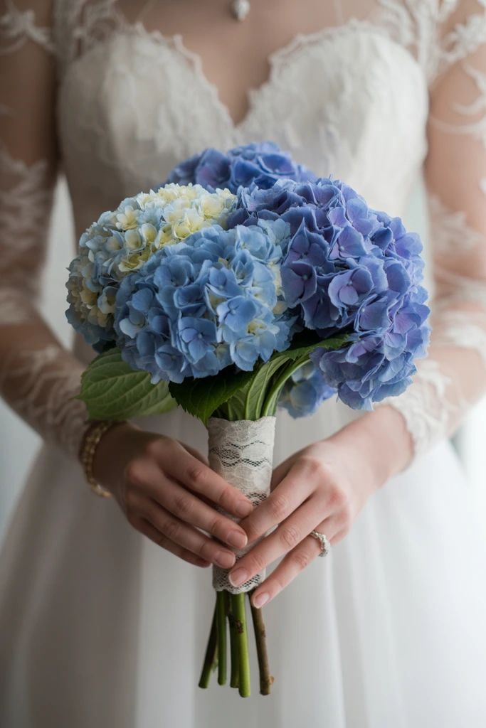 Thiết kế bó hoa cưới cẩm tú cầu sang trọng giúp cô dâu tỏa sáng trong mọi khung hình ngày cưới.