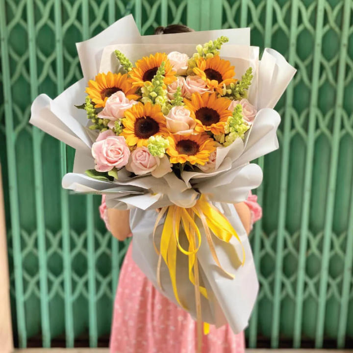 Bó hoa hướng dương và hoa hồng​