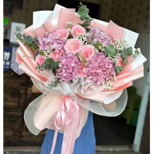 Bó hoa cẩm tú cầu và hoa hồng