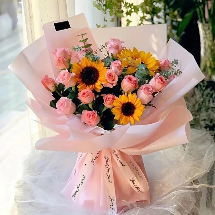 Bó hoa hướng dương và hoa hồng​