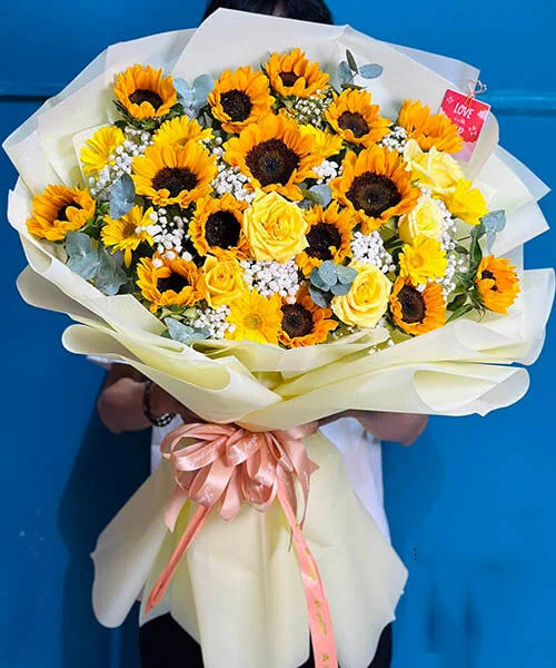 Bó hoa hướng dương và hoa hồng​