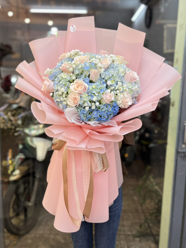 Bó hoa cẩm tú cầu và hoa hồng