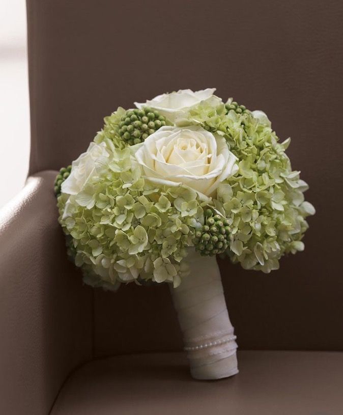 Bó hoa cưới cẩm tú cầu mini nhỏ gọn, phù hợp với cô dâu yêu thích sự nhẹ nhàng.