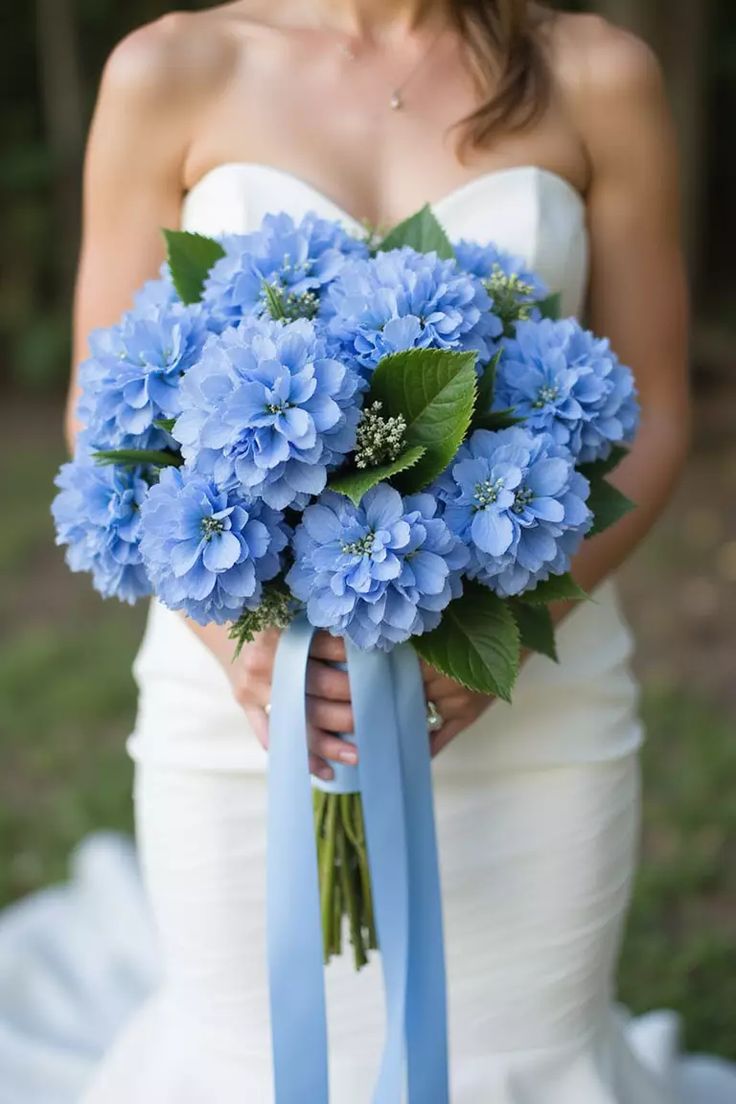 Bó hoa cưới cẩm tú cầu xanh pastel nhẹ nhàng, phù hợp với tiệc cưới ngoài trời hoặc phong cách tối giản.