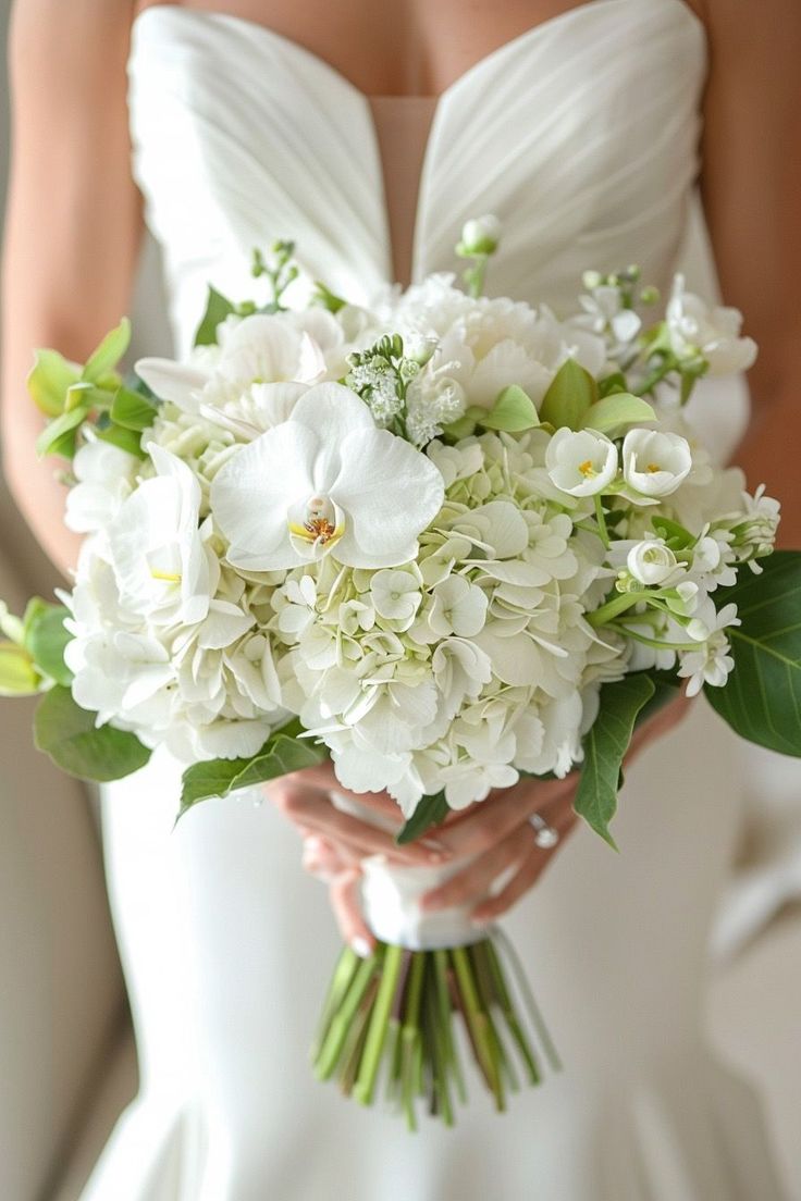 aHoa cẩm tú cầu nhập khẩu tạo nên bó hoa cưới cao cấp với màu sắc đồng đều, bông to đẹp.