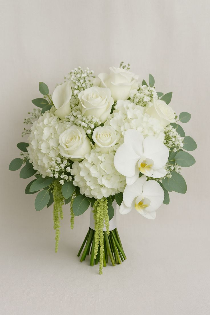 Thiết kế bó hoa cưới cẩm tú cầu kết hợp baby trắng tạo hiệu ứng mềm mại và tinh khôi.