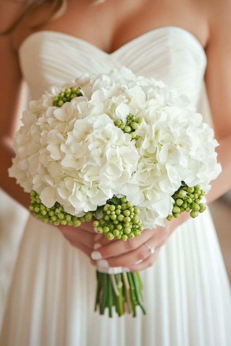 Mẫu bó hoa cưới cẩm tú cầu thác đổ mang phong cách châu Âu cổ điển, đầy cuốn hút.