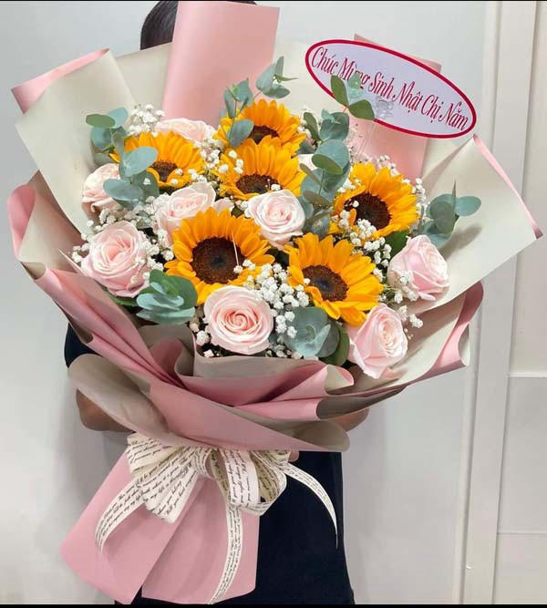 Bó hoa hướng dương và hoa hồng​