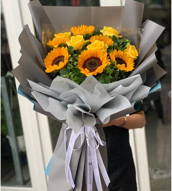 Bó hoa hướng dương và hoa hồng​