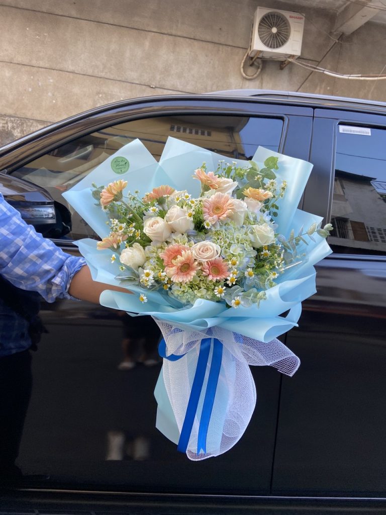 Bó hoa cẩm tú cầu và hoa hồng