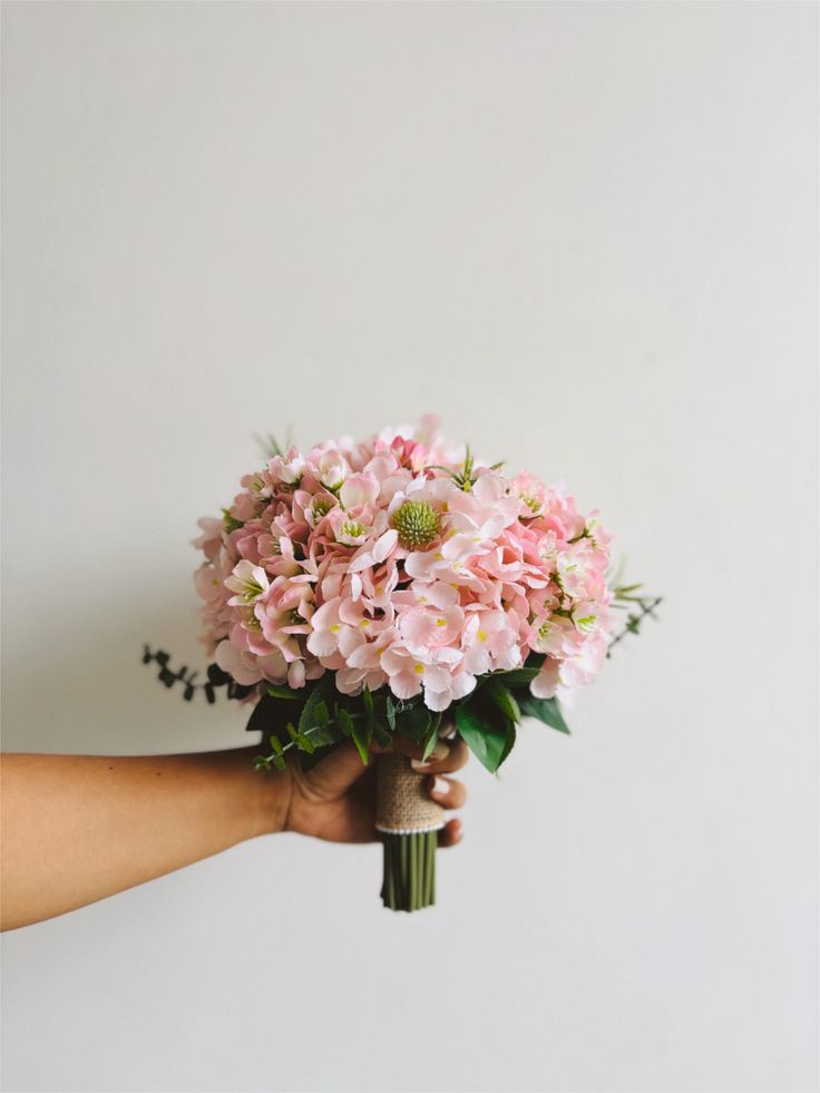 Bó hoa cưới cẩm tú cầu phối lá eucalyptus tăng thêm nét hiện đại và thanh thoát.