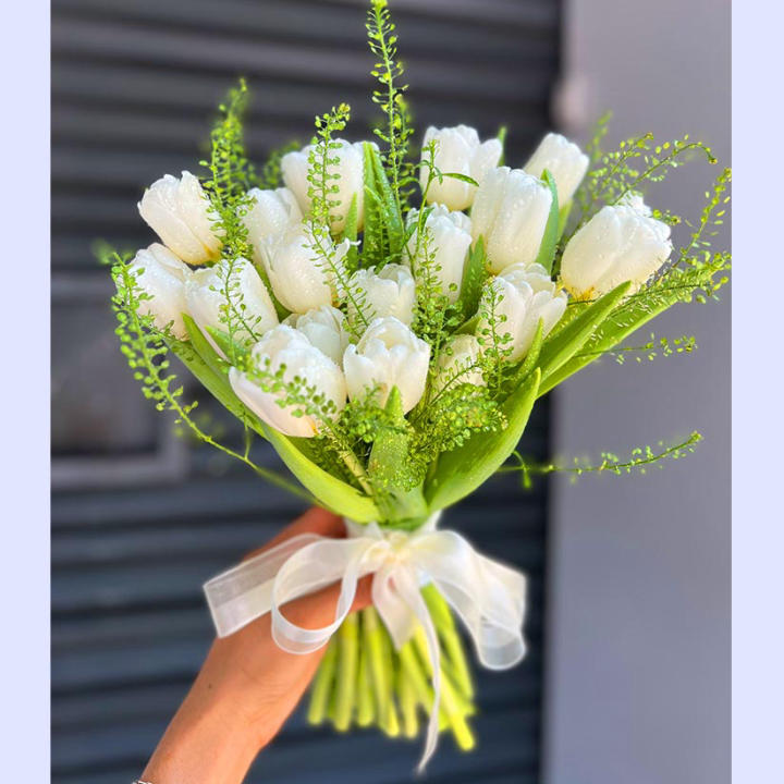 Bó hoa tulip trắng