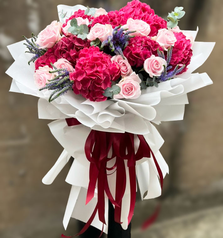 Bó hoa tươi được phối màu hài hòa, mang đến cảm giác nhẹ nhàng và đầy tinh tế.