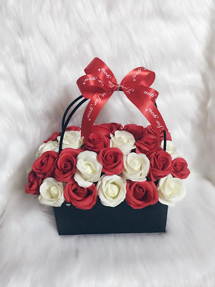 Giỏ hoa sáp đẹp, thích hợp tặng sinh nhật và các dịp đặc biệt.