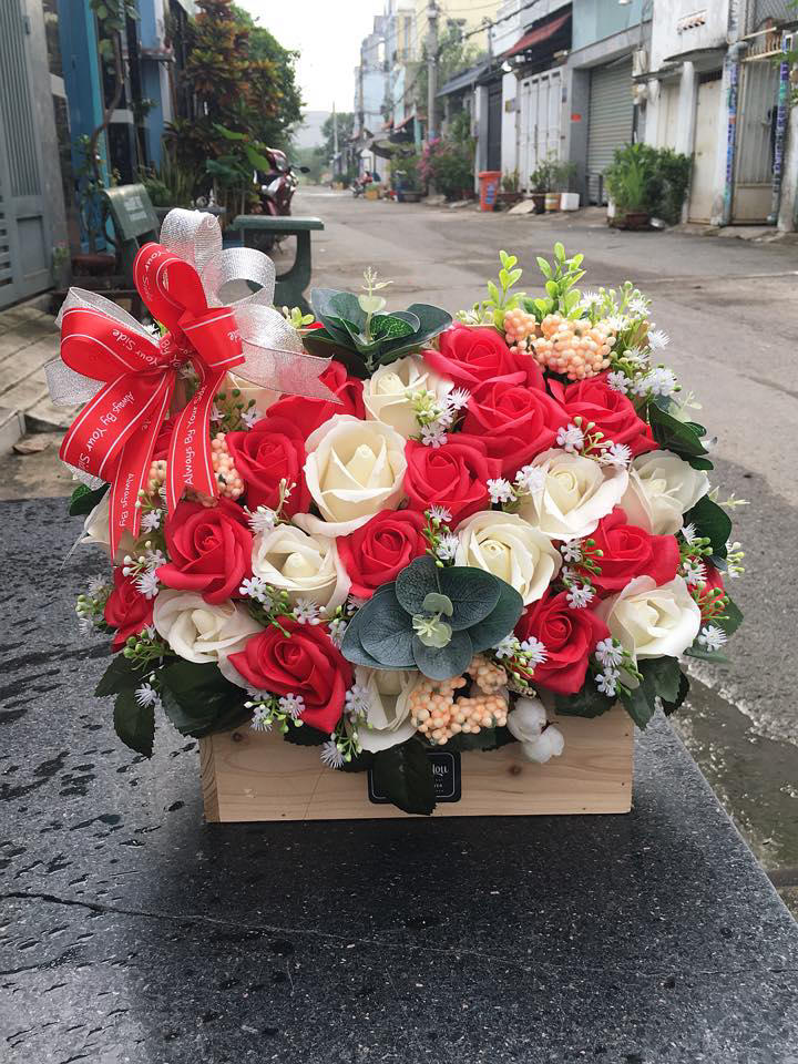 Giỏ hoa sáp thơm cao cấp, giữ form đẹp không cần chăm sóc.