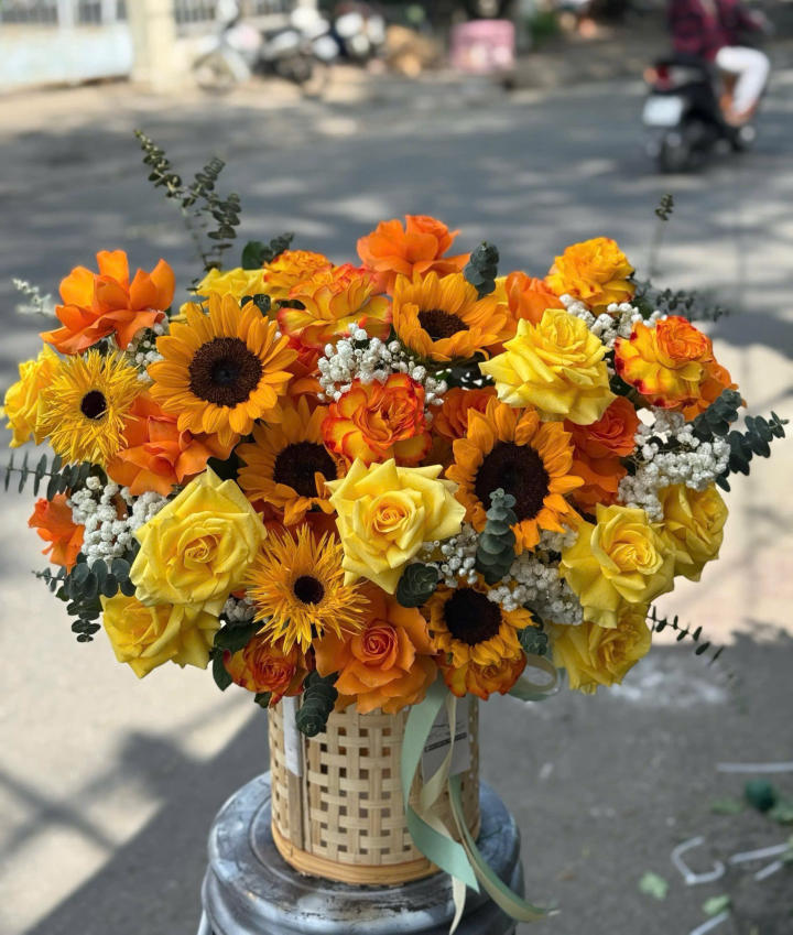 Giỏ hoa chúc mừng khai trương tươi sáng và ấn tượng