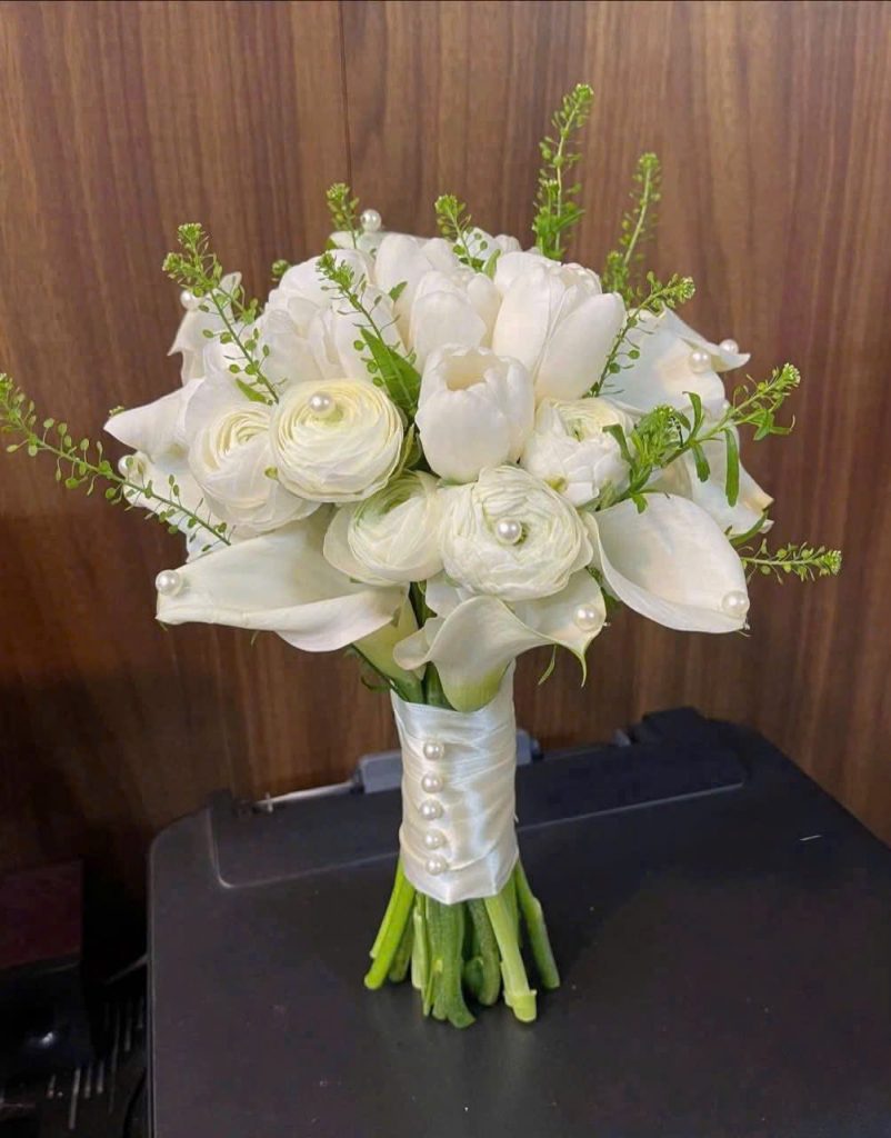 Hoa Tulip Cầm Tay Cô Dâu Phong Cách Hàn Quốc Hiện Đại