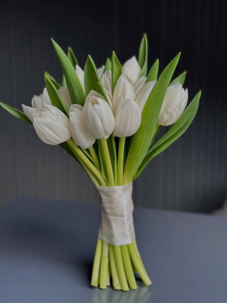 Hoa Tulip Cầm Tay Cô Dâu Thanh Lịch Và Sang Trọng