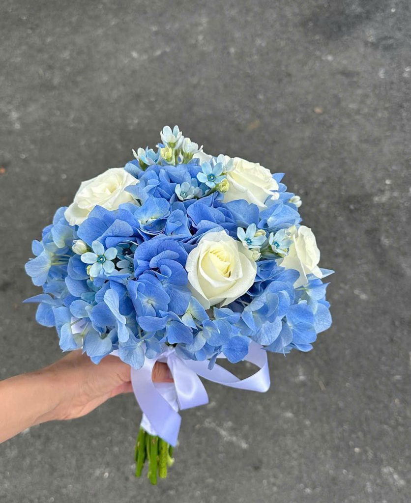 Bó Hoa Cưới Cẩm Tú Cầu Lãng Mạn Cho Tiệc Cưới Ngoài Trời