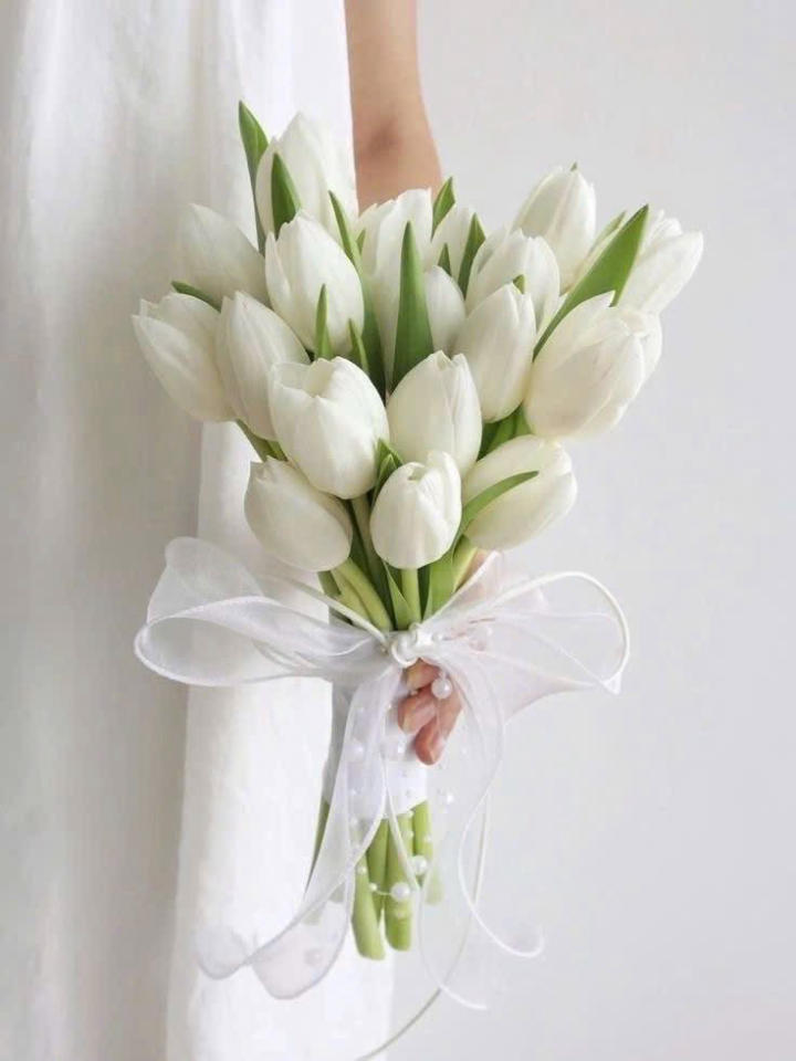 bó hoa cưới tulip trắng