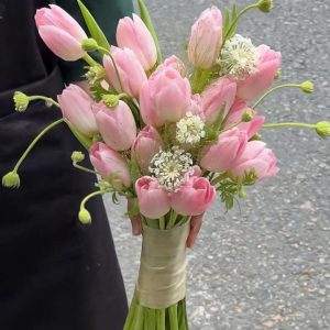 hoa tulip cầm tay cô dâu