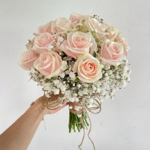 hoa cưới cầm tay hoa hồng