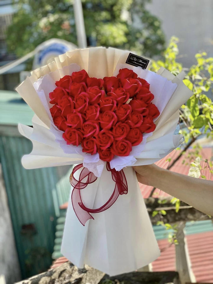 Bó Hoa Sáp Đỏ Sang Trọng Và Lãng Mạn