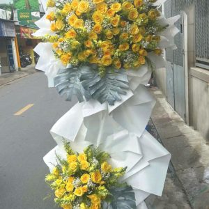 kệ hoa viếng đẹp, kệ hoa viếng sang trọng, kệ hoa viếng màu vàng